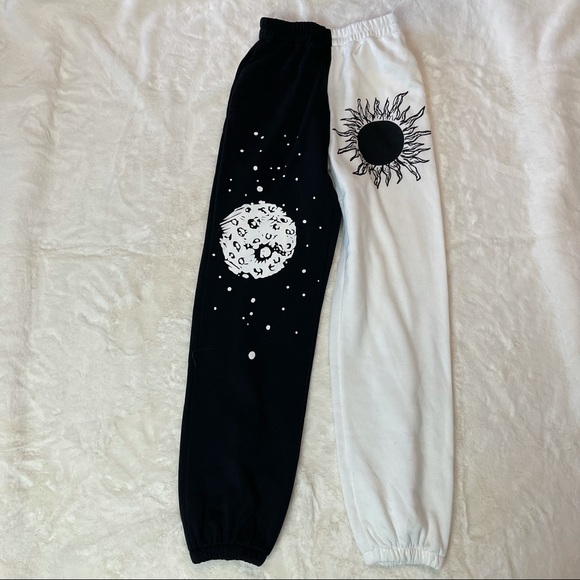 SHEIN Pants - SHEIN black and white jogger with design Sz XS ⭐️